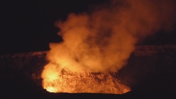 Video: Kilauea at night